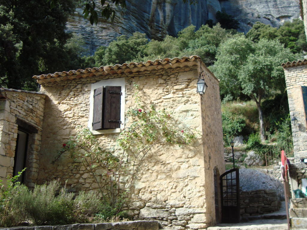 Auberge Des Seguins Buoux Exterior photo